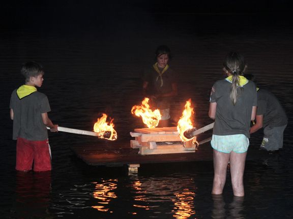 Ohnivci ze Sojčích pírek zapalují vatru na vodě.