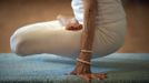 Yoga instructor Tao Porchon-Lynch goes through yoga poses in her yoga class in Hartsdale, New York, May 14, 2012. At 93 years old, Porchon-Lynch was named the world's oldest yoga teacher by Guinness World Records. REUTERS/Keith Bedford (UNITED STATES - Tags: SOCIETY) Published: Kvě. 14, 2012, 10:42 odp.