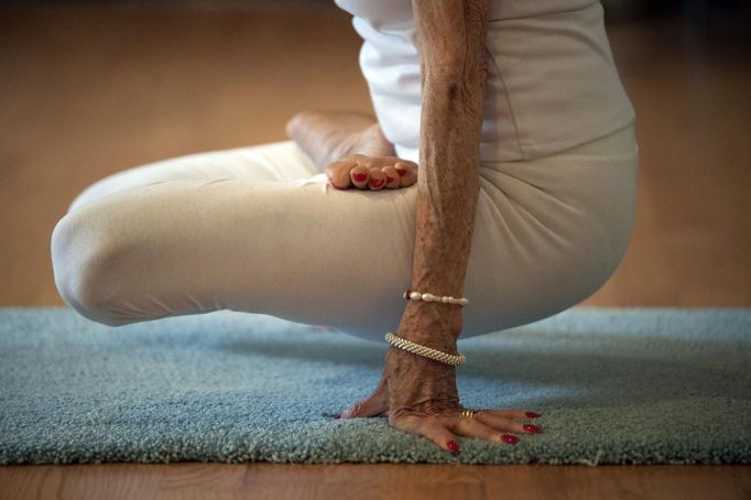 Yoga instructor Tao Porchon-Lynch goes through yoga poses in her yoga class in Hartsdale, New York, May 14, 2012. At 93 years old, Porchon-Lynch was named the world's oldest yoga teacher by Guinness World Records. REUTERS/Keith Bedford (UNITED STATES - Tags: SOCIETY) Published: Kvě. 14, 2012, 10:42 odp.