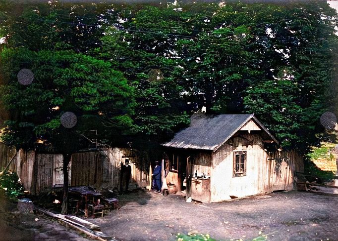 Pohled na dřevěnou rybárnu při pilotovém mostu na ostrově Štvanice v Holešovicích. Rok cca 1909. Kolorováno.