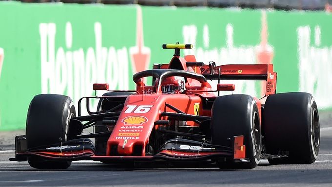 Charles Leclerc si ve Ferrari jede pro vítězství v Monze