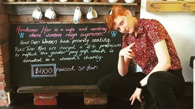 Pravidla melbournské kavárny tvrdí: ženy si sednou přednostně, muži zaplatí 18procentní přirážku, obě pohlaví se vzájemně respektují.