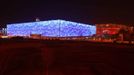 Národní plavecké centrum a Národní stadion, známý jako Ptačí hnízdo, který vznikl pro Olympijské hry v Pekingu, před zhasnutím.