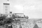 Barrandovské terasy na historické fotografii před druhou světovou válkou. Vystavěné, respektive otevřené, byly v roce 1929 po pouhém půl roce stavebních prací.