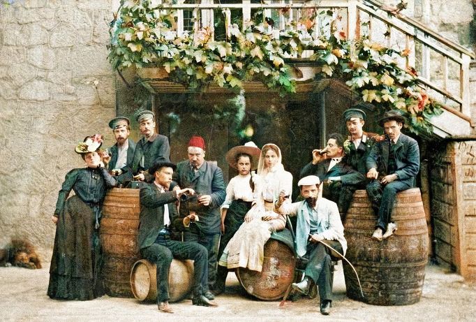 Ruský spisovatel Alexandr Kuprin (stojící na snímku 4. zleva) s rodinou a přáteli, Krym, Rusko, rok 1907