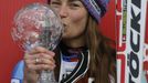 Tina Mazeová se svým kříšťálovým glóbem za sezonu 2013 (super G)