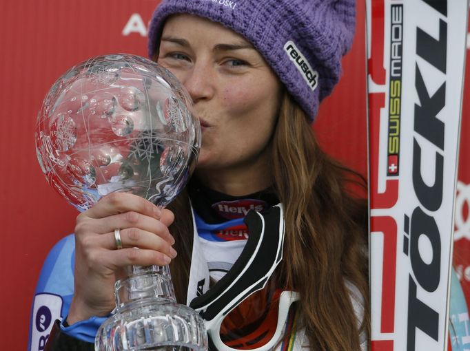 Tina Mazeová se svým kříšťálovým glóbem za sezonu 2013 (super G)