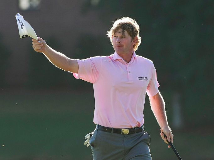 Americký golfista Brandt Snedeker slaví birdie na 17. jamce finále Mistrovského turnaje 2012 v East Lake Golf Clubu v Atlantě.