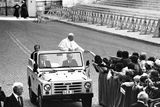 Vatikán, rok 1981, středa 13. května večer. Papež Jan Pavel II. vjíždí ve svém papamobilu mezi věřící na svatopetrském náměstí. Jen o pár minut později na něj zaútočí turecký atentátník Mehmet Ali Agca.