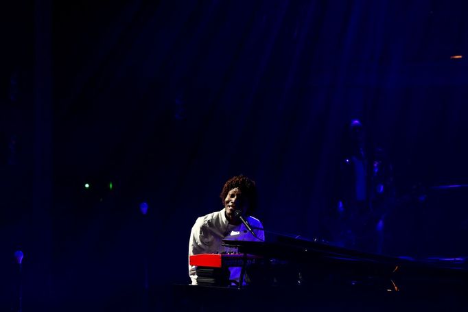 Snímek z pražského koncertu Benjamina Clementinea.