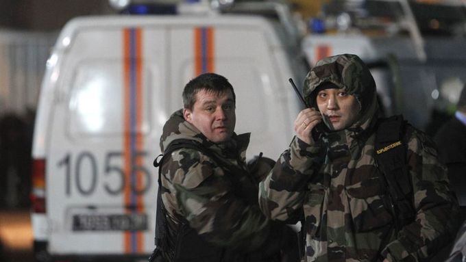 Příslušníci ruské Federální bezpečností služby (FSB) v akci před letištěm Domodědovo.