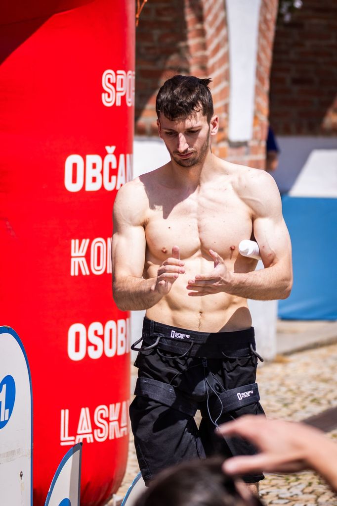 Matěj Cigl při šplhu v Novém Městě nad Metují