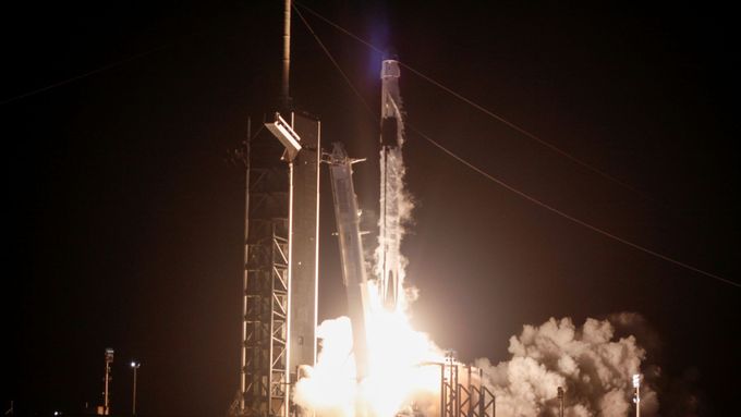 Raketa Falcon 9  americké společnosti SpaceX nese vesmírnou loď Crew Dragon.