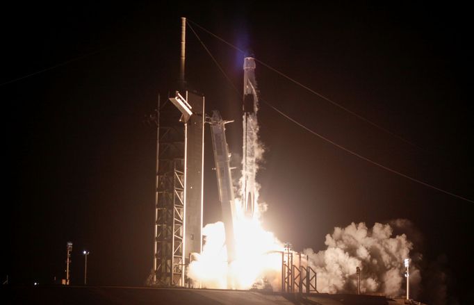 Raketa Falcon 9  americké společnosti SpaceX nese vesmírnou loď Crew Dragon.