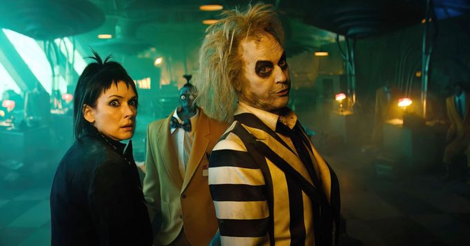 Winona Ryder v roli Lydie a Michael Keaton jako Beetlejuice.