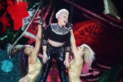 Akrobatka Pink vylétla mezi cirkusovou elitu popu