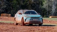 Díky jemně regulovatelnému výkonu elektromotorů u obou náprav a citlivě naladěné stabilizaci vůz neztrácí ovladatelnost ani v blátě.