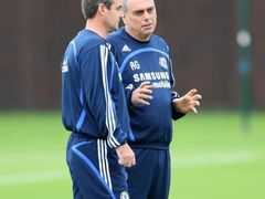 Avram Grant (v pravo) a Steve Clarke - nové trenérské duo Chelsea.