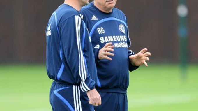 Avram Grant (vpravo) a Steve Clarke - nové trenérské duo Chelsea.
