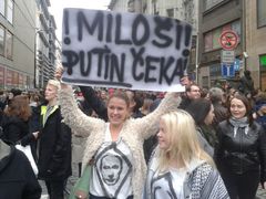 Tisíce lidí protestovaly 17. listopadu proti Zemanovu přístupu k Rusku.