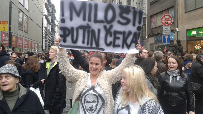 Miloši, Putin čeká. Tak vypadal jeden plakát při demonstraci 17. listopadu v centru Prahy.
