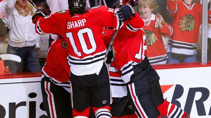 Hokejisté Chicaga se radují z gólu Brenta Seabrooka, který rozhodl o tom, že Blackhawks postoupili do finále Západní konference.