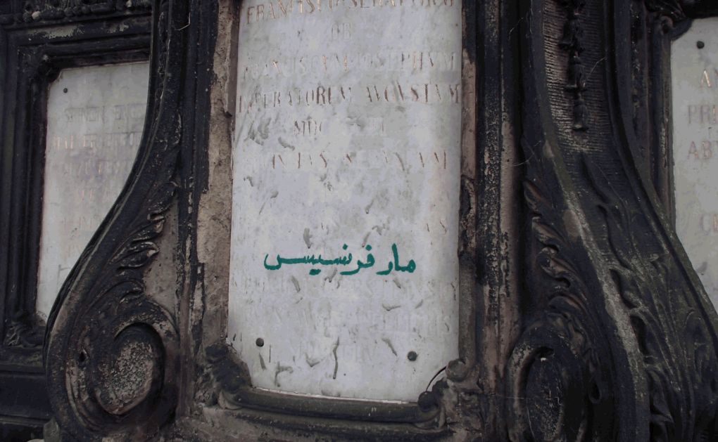 Arabské nápisy na Karlově mostě