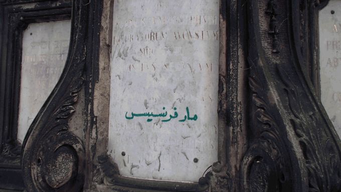 Arabské nápisy na Karlově mostě.