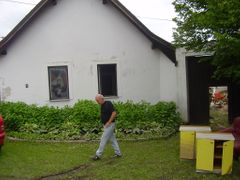 Pan Kapusta před svým domem, kde měl metr a deset centimetrů vody.