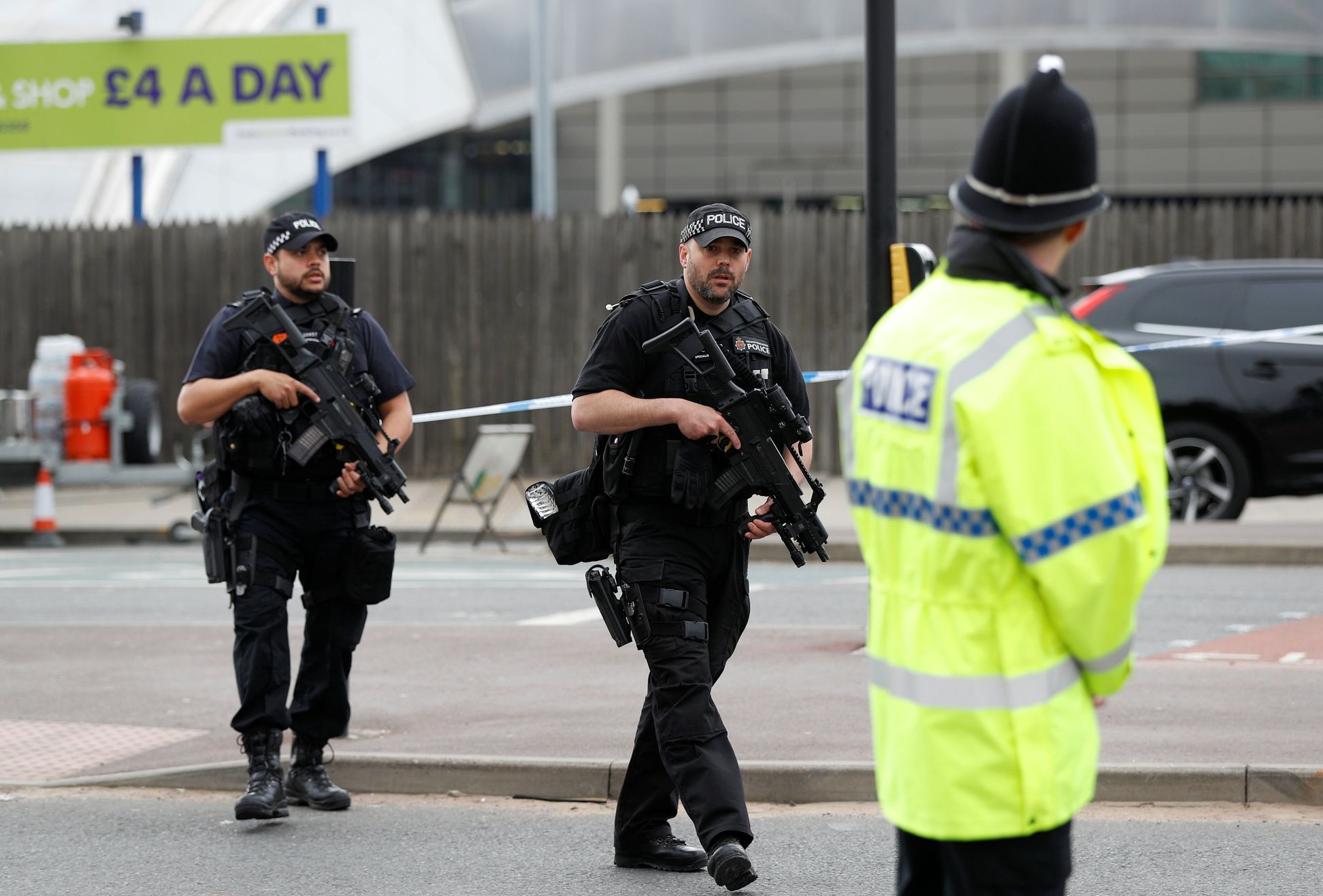 Policisté hlídají Manchester Arenu.