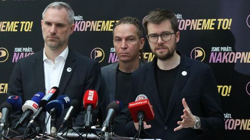 Sněmovna z podnětu šéfa pirátských poslanců Jakuba Michálka vyzvala ministra spravedlnosti v demisi Pavla Blažka (ODS) k účasti na mimořádné schůzi k bitcoinové aféře.