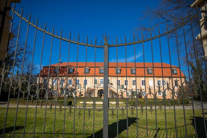 Uzavřený zámek Štiřín v obci Kamenice nedaleko Prahy-východ, patřící státu skrze Úřad pro zastupování státu ve věcech majetkových.