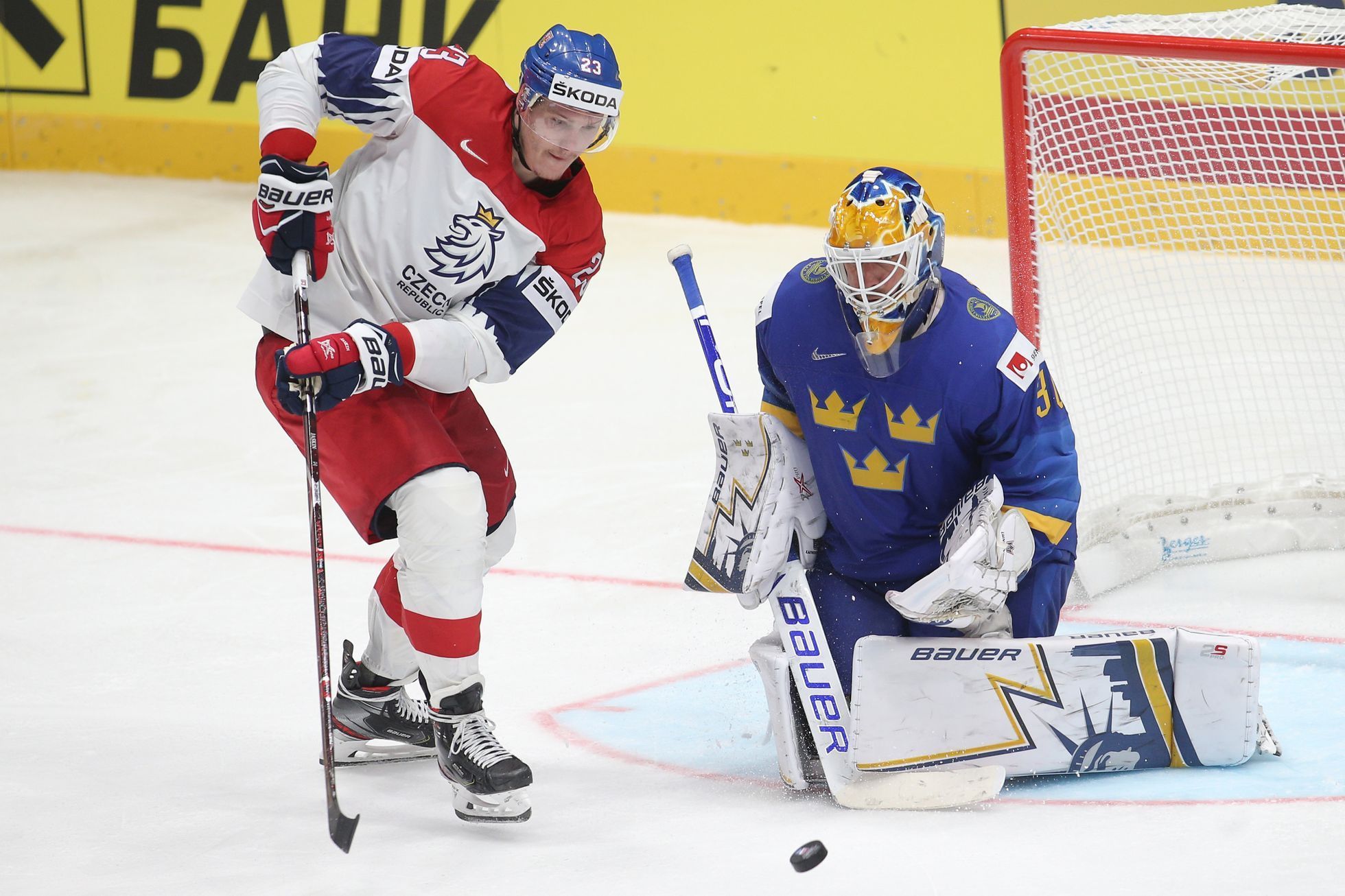 Dmitrij Jaškin a Henrik Lundqvist v zápase Česko - Švédsko na MS 2019