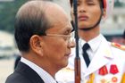 4. 2. - Barma má po dvaadvaceti letech prezidenta, kterým se stal dosavadní premiér Thein Sein. Zřejmě zůstane velitelem armády a bude dál určovat politiku budoucí civilní barmské vlády. Více informací najdete v článku Václava Vitáka - zde