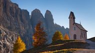 Passo Gardena - část masivu Gruppo del Sella s kostelíkem.