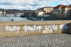 Karlův most je už bez graffiti. Sprejera policie zatím nedopadla