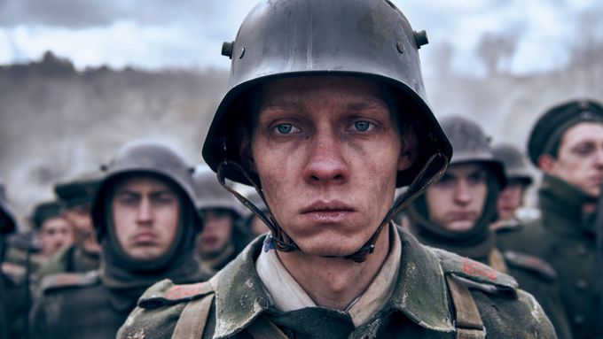 Felix Kammerer hraje Paula Bäumera, který se plný vlastenectví nadšeně přihlásí do německého vojska, načež pozná hrůzy válečné mašinerie.