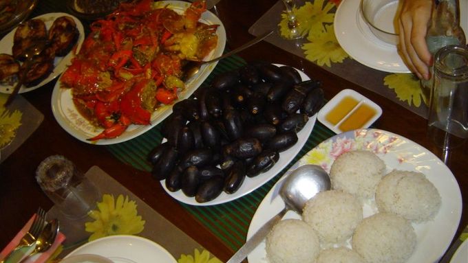 Pilinut and Crab Dinner - Oříšky pili vařené ve slupce jsou oblíbenou přílohou k hlavním chodům.