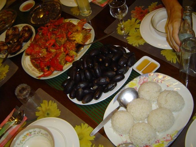 Pilinut and Crab Dinner - Oříšky pili vařené ve slupce jsou oblíbenou přílohou k hlavním chodům.