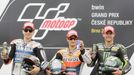 Španělští motocyklisté Dani Pedrosa (uprostřed) a Jorge Lorenzo (vlevo) slaví společně s Britem Calem Crutchlowem svá umístění ve Velké ceně České republiky 2012 v Brně.