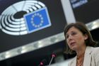 Evropská komise chce posílit nezávislost médií. Jourová představila balík pravidel