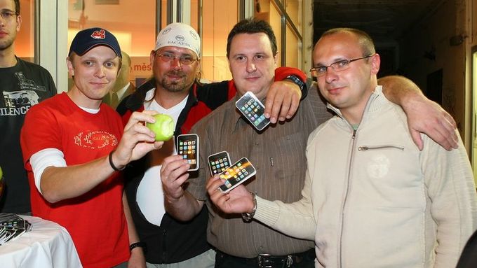 Nadšenci čekající před půlnocí na 22. srpna ve frontě na iPhone před prodejnou T-Mobilu na Národní v Praze.