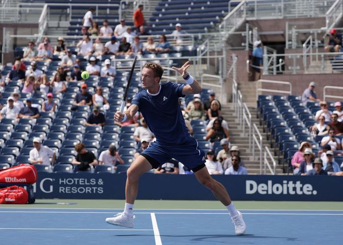 Jiří Lehečka v zápase 3. kola US Open s Raphaëlem Collignonem