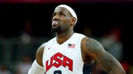 4. LeBron James (basketbal) - 59,8 mil. USD (17,8 plat + 42 reklamy). Co LeBronovi proti Brynatovi chybí na základním platu, to borec Miami dohání v osobních kontraktech.