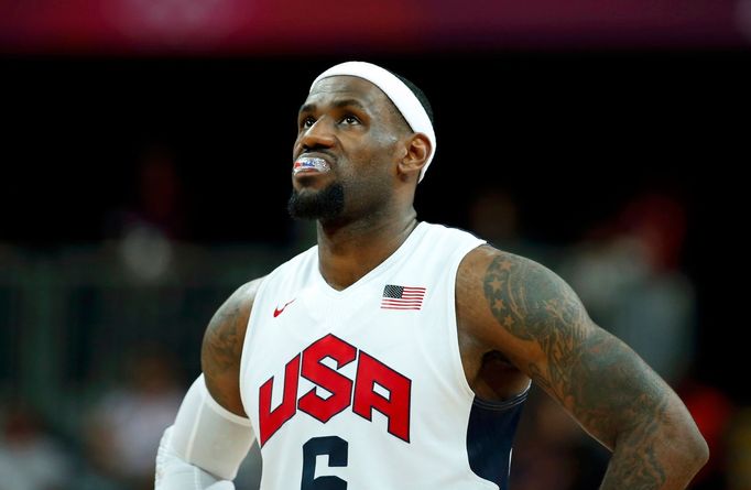 Člen amerického Dream Teamu LeBron James sleduje opakovaný záběr předešlé situace v utkání základní skupiny A s Francií na OH 2012 v Londýně.