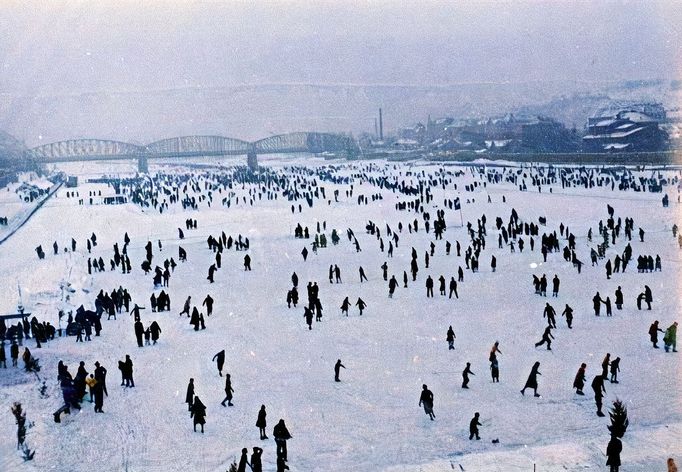 Bruslení na Vltavě. V pozadí železniční most pod Vyšehradem. Rok 1933. Kolorováno