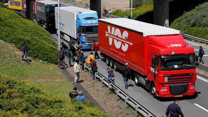 Uprchlíci doufají, že se ukrytí v kamionech dostanou přes kanál La Manche až do Velké Británie.
