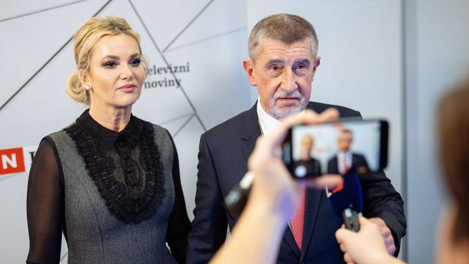 Andrej Babiš s manželkou Monikou na debatě prezidentských kandidátů v televizi Nova před druhým kolem volby