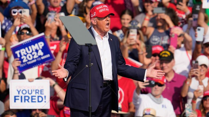 Foto: Na mítinku Donalda Trumpa se střílelo. Dva mrtví a Trump má poraněné ucho