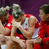 Česká basketbalistka Ilona Burgrová (uprostřed) smutní po porážce od Turecka ve skupině A na OH 2012 v Londýně.